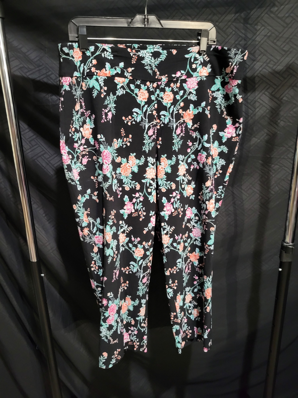 counterparts pull on capris plus size 2X black with flower print